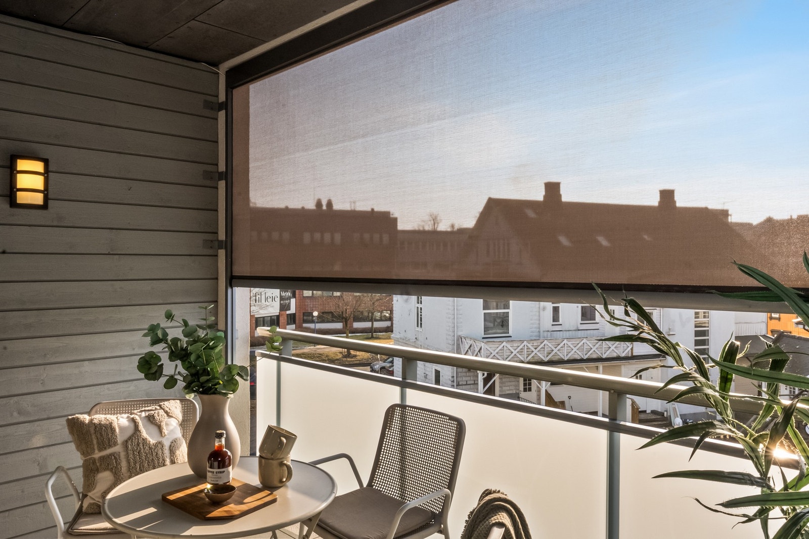 Balkongen er utstyrt med screens, som gir god skjerming mot sol og innsyn og gjør uteplassen lun og behagelig å bruke gjennom store deler av dagen. Galleribilde