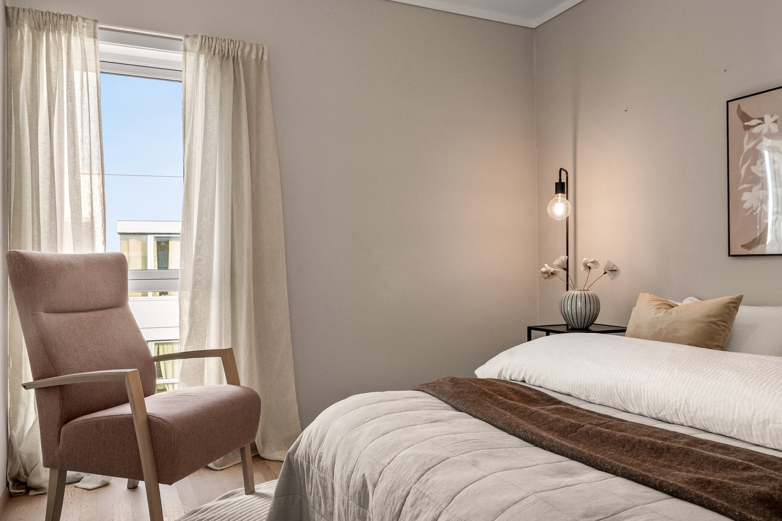 Leiligheten har to soverom i fine, rolige fargetoner. Galleribilde