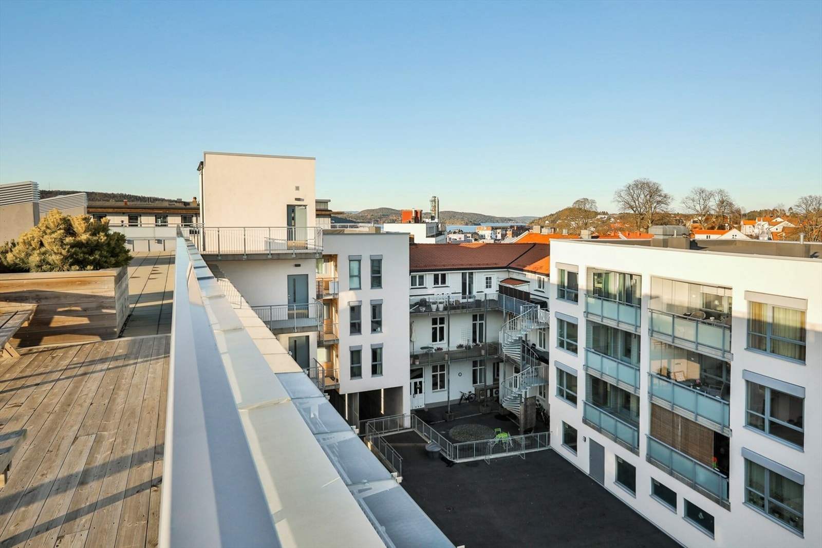 Opparbeidet bakgård med felles arealer og diverse beplantning samt felles takterrasse. Galleribilde