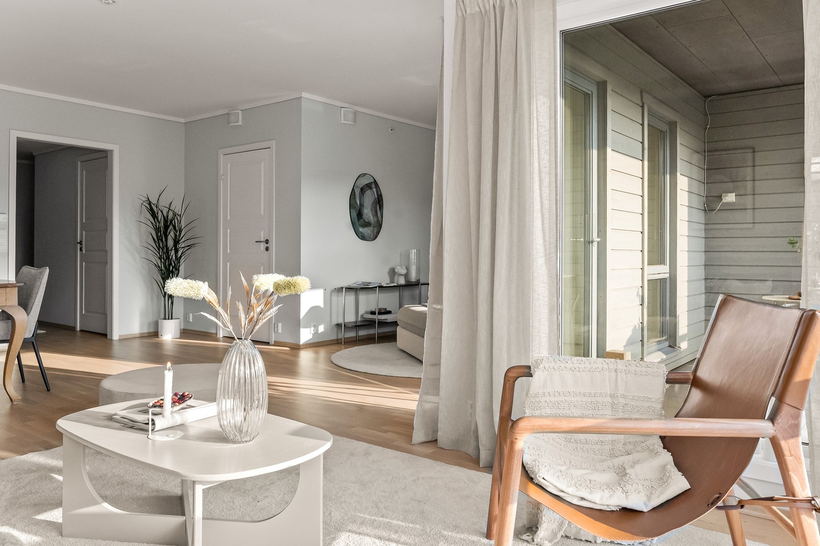 Stuen oppleves som romslig og innbydende, med god plass til både sofagruppe og spisebord. Galleribilde