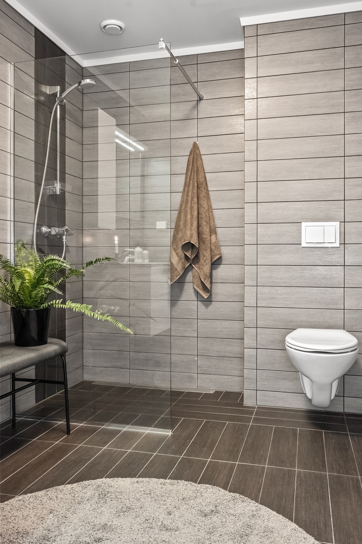 Innredningen består av vegghengt wc, servantskap, speil og dusjnisje. Galleribilde