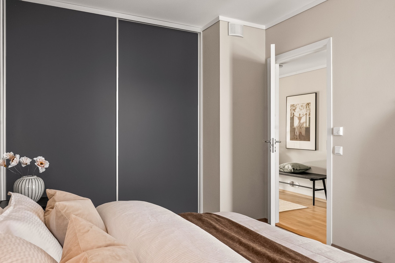 Soverommet har et plassbygget garderobeskap som gir god og arealeffektiv oppbevaring. Galleribilde