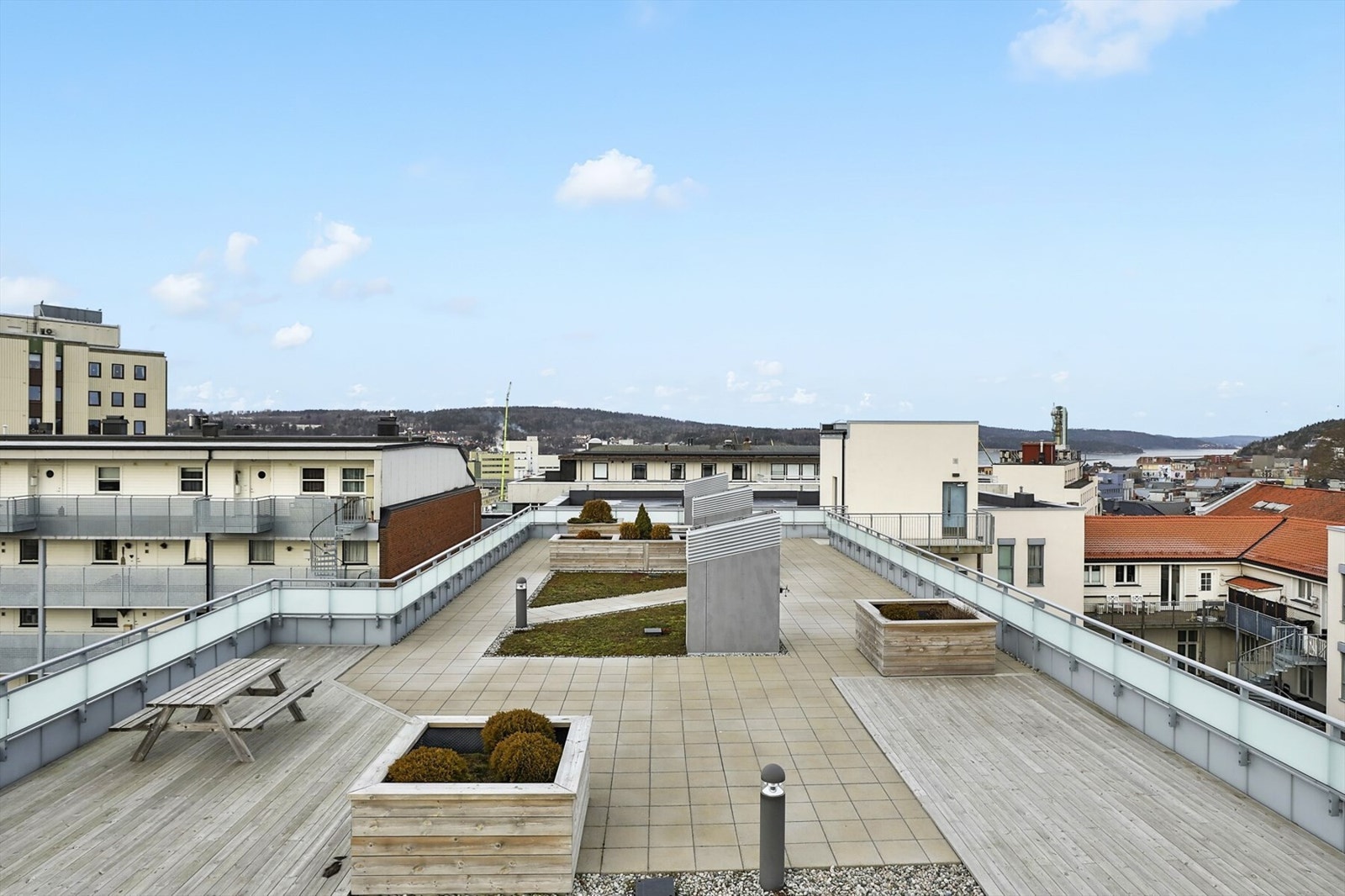 Sameiet disponerer en felles takterrasse med utsyn over nærområdet og mot Oslofjorden, nærmere bestemt Mossesundet. Galleribilde