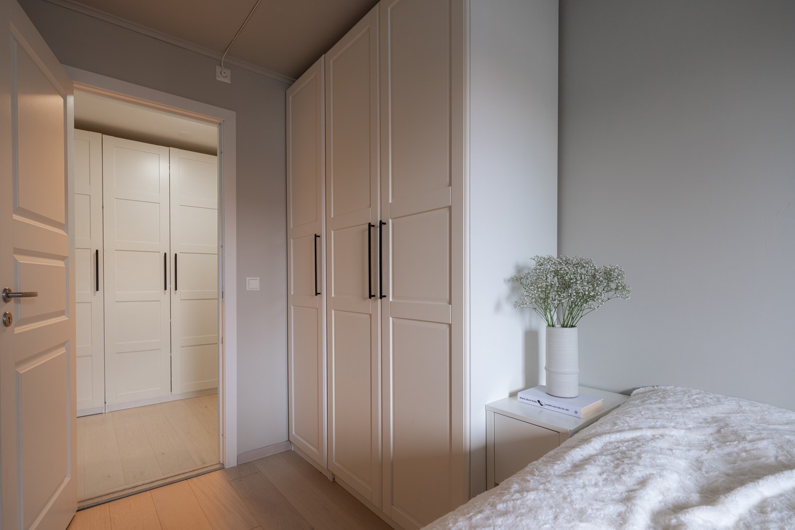 Det er i tillegg godt med oppbevaringsplass i garderobeskapene. Galleribilde