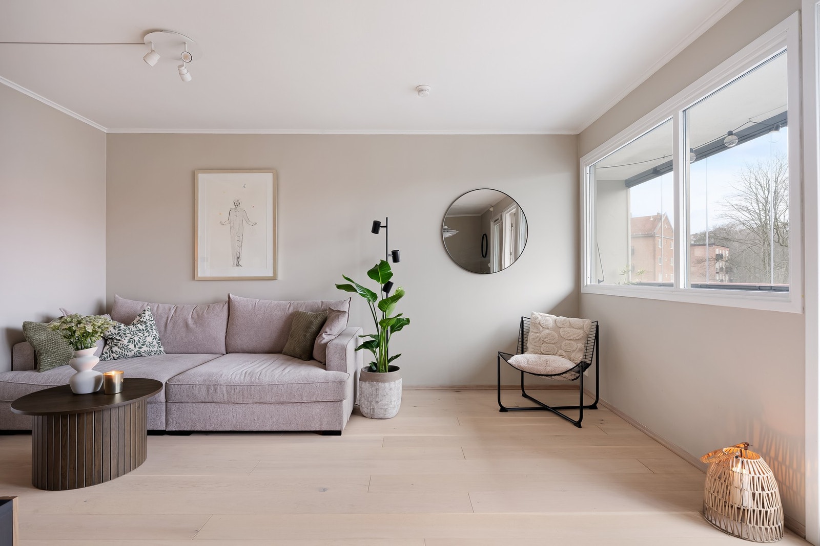 Stuen er lys og innbydende med gode møbleringsmuligheter. Galleribilde