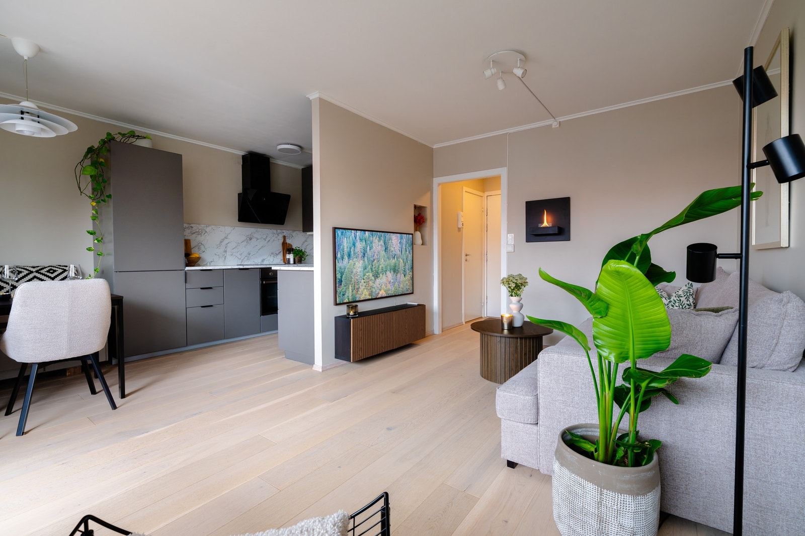 Leiligheten er holdt i moderne fargevalg og pent 1-stavs parkettgulv. Galleribilde