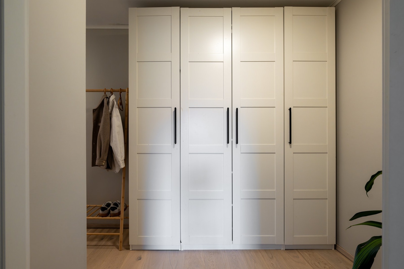 Velkommen til det som kan bli ditt nye hjem! Her kommer man inn i en lys entré som gir et godt førsteinntrykk av leiligheten. Galleribilde