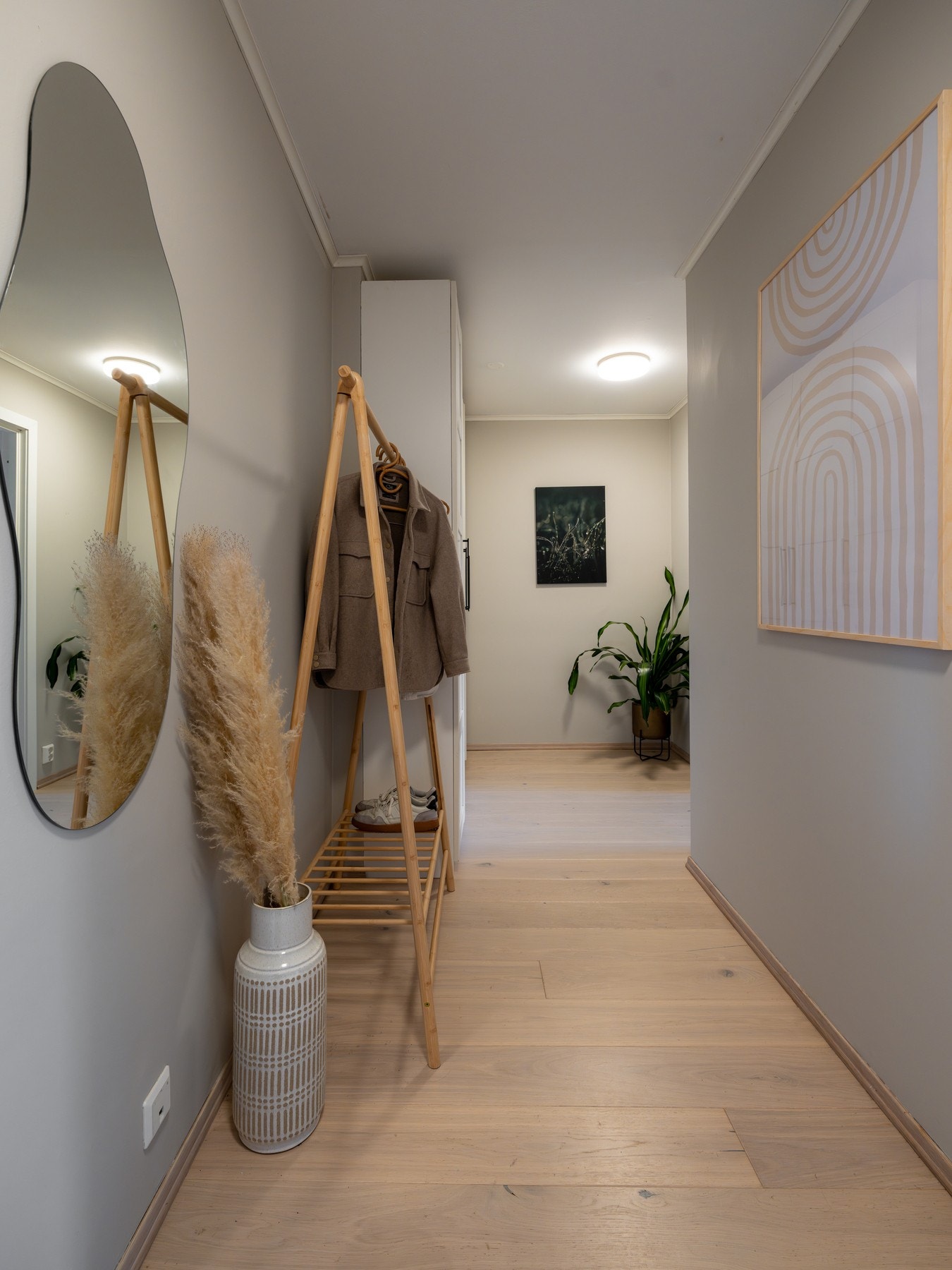 Heisen tar deg enkelt opp til leiligheten som ligger i byggets 4.etasje. Galleribilde