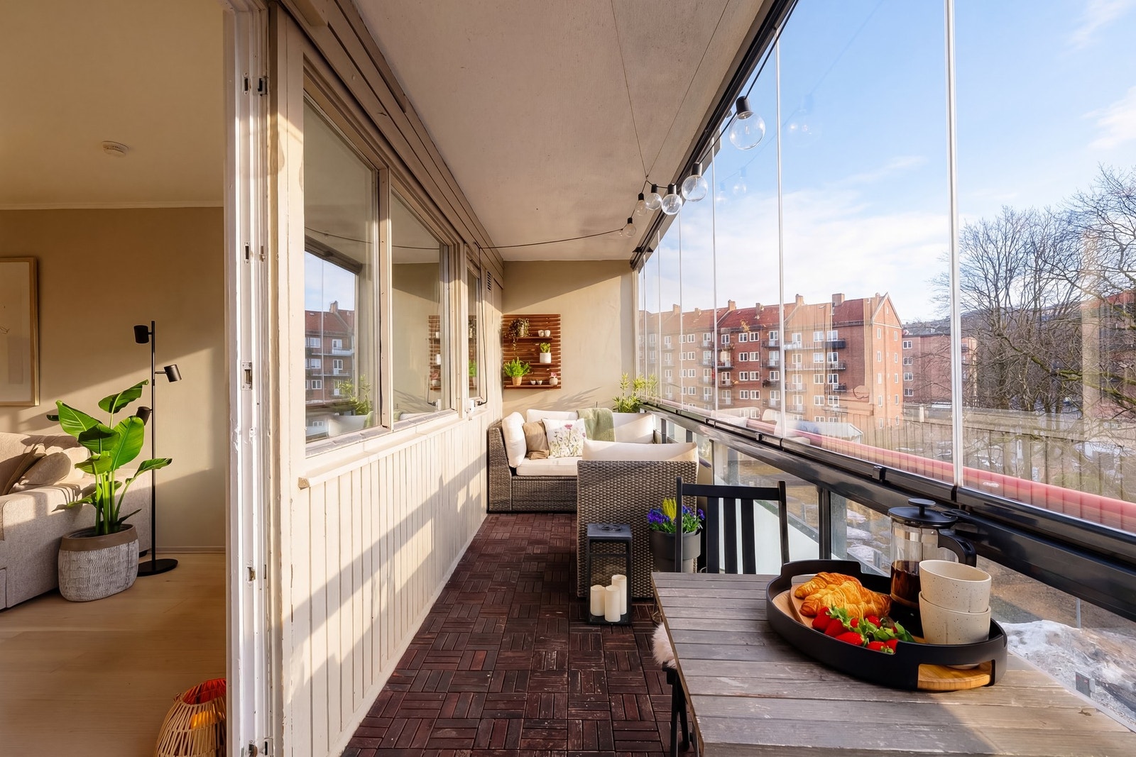 Balkongen blir som en forlengelse av stuen om våren og sommeren. Galleribilde