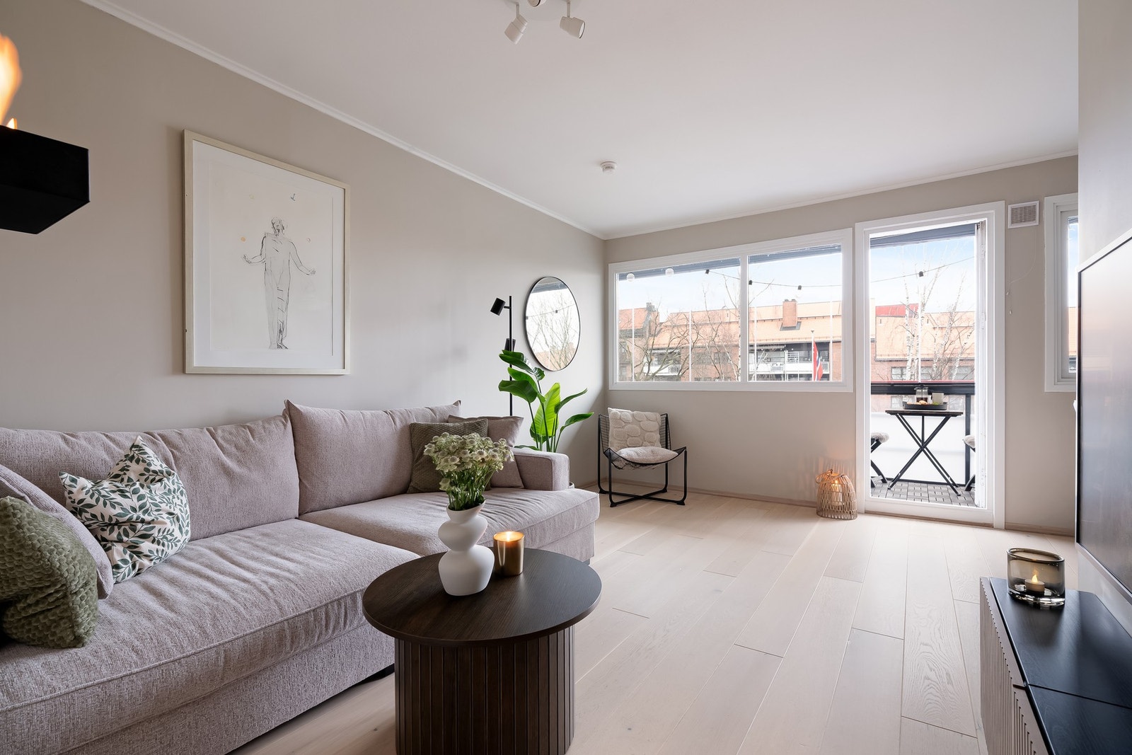 Kjøkkenet ligger i delvis åpen løsning mot stuen, noe som gir et romslig og sosialt allrom. Galleribilde