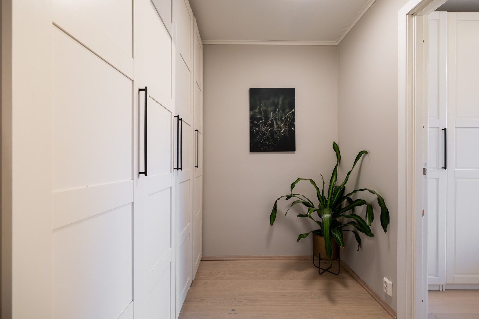 Her har du plass til oppbevaring av jakker og sko i en stor garderobeløsning. Galleribilde