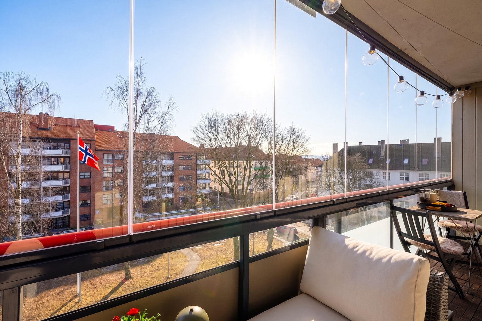 Det er formiddagssol på balkongen, om sommeren sol fra tidlig morgen til ca. kl. 16 ifølge nåværende eier. Galleribilde