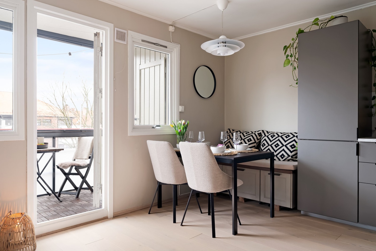 Fra stuen er det direkte tilgang til balkongen. Galleribilde