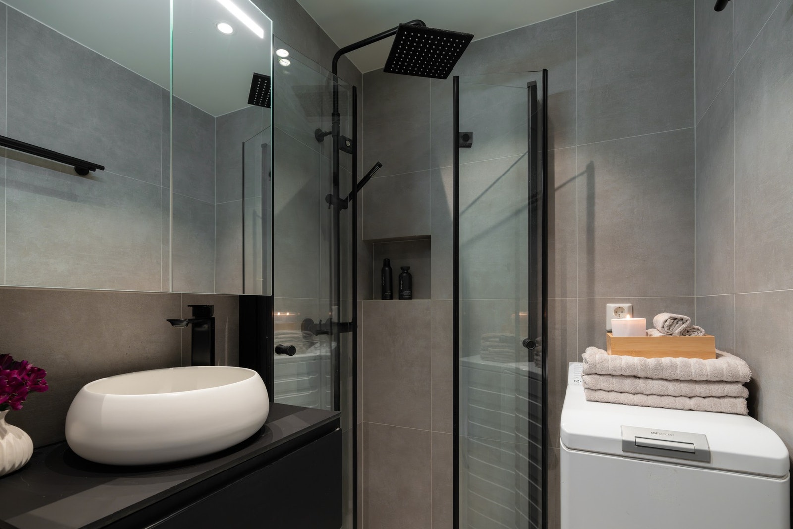 Det er opplegg for vaskemaskin, noe som gjør badet svært praktisk i hverdagen. Galleribilde