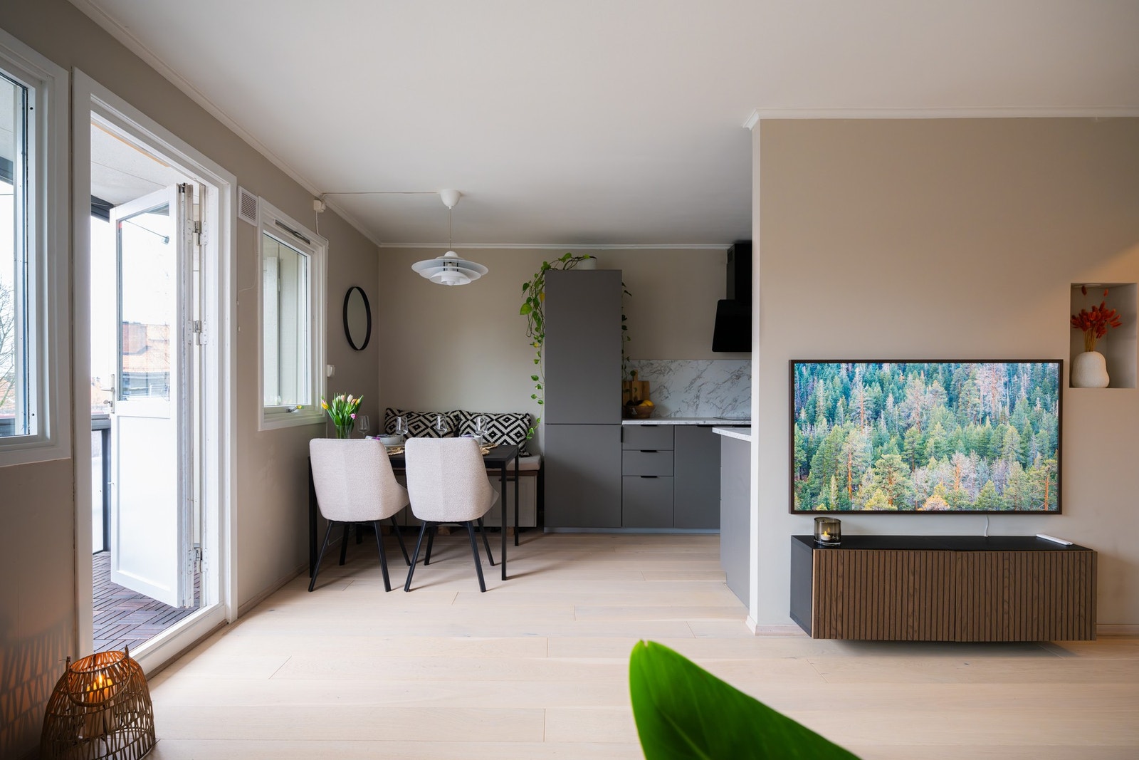 I stuen er det store vindusflater som gir godt med lysinnslipp. Galleribilde