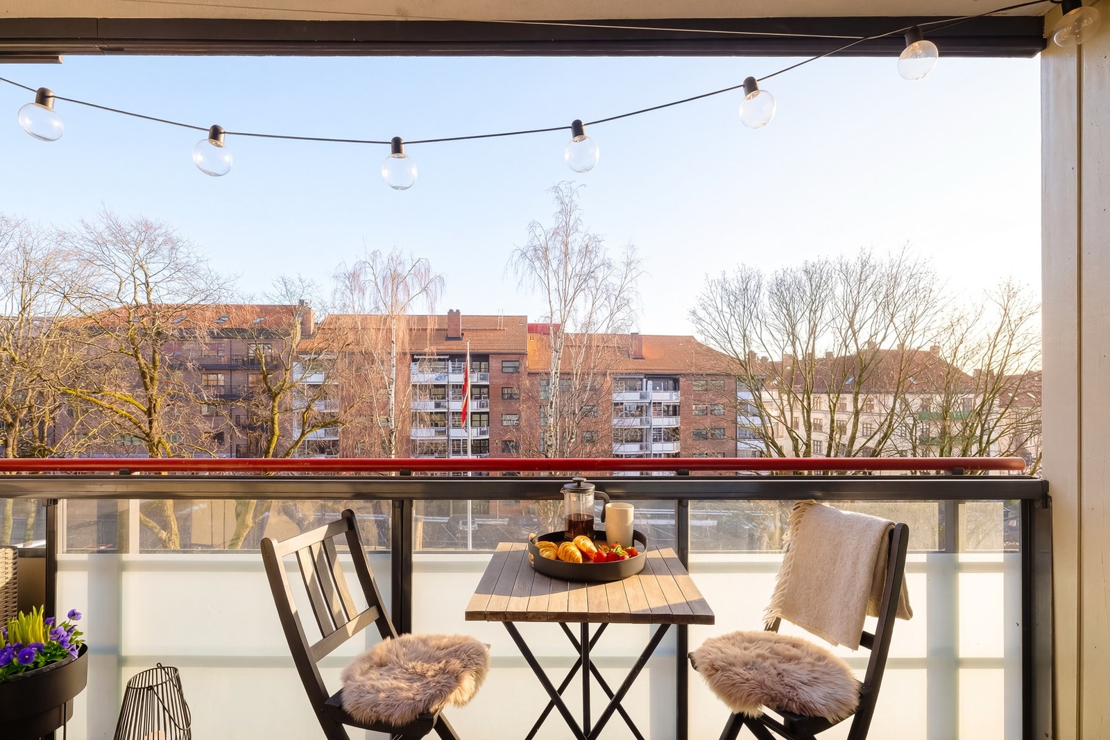 Her får du en stor innglasset balkong på hele 10 kvm. Det er fin plass til grill og en sittegruppe der varme sommerdager kan nytes. Galleribilde