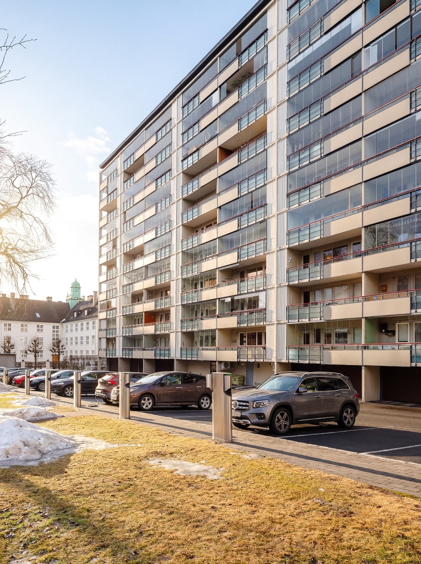Borettslaget tilbyr både parkeringsplasser og garasjeplasser til utleie. Disse plassene tildeles av styret basert på en venteliste. Galleribilde