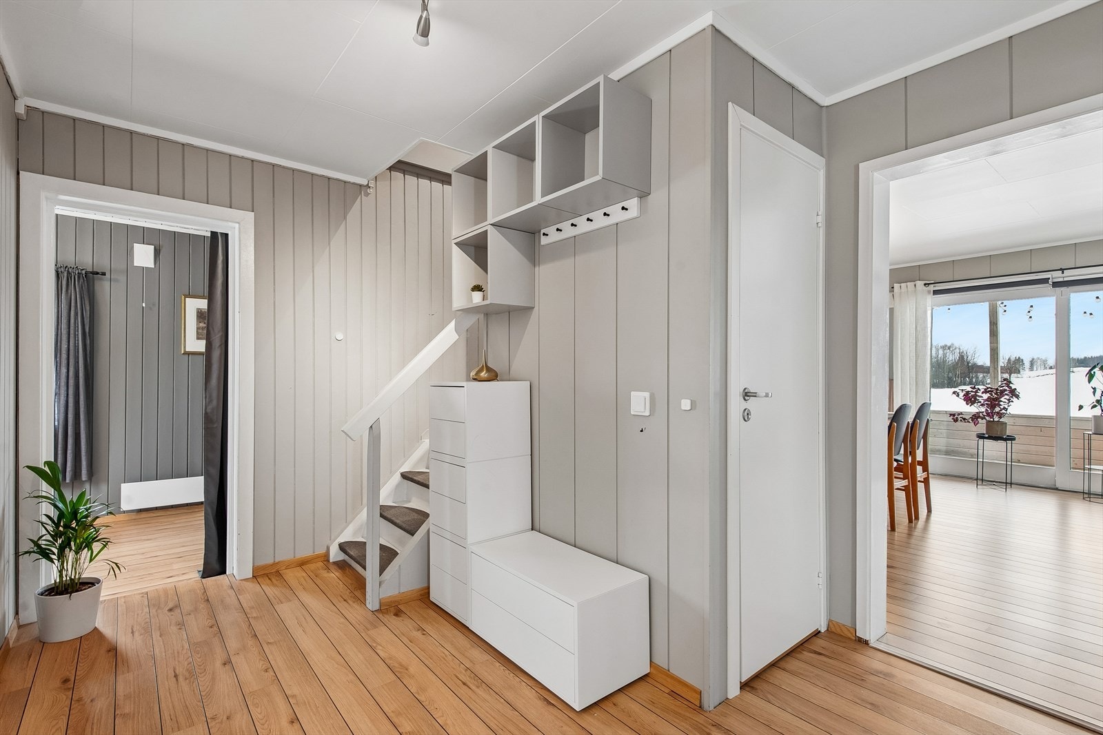 Gangen fungerer som et knutepunkt i boligen med adkomst til stue, kjøkken, bad og soverom, samt trapper til andre etasje og kjeller. Galleribilde