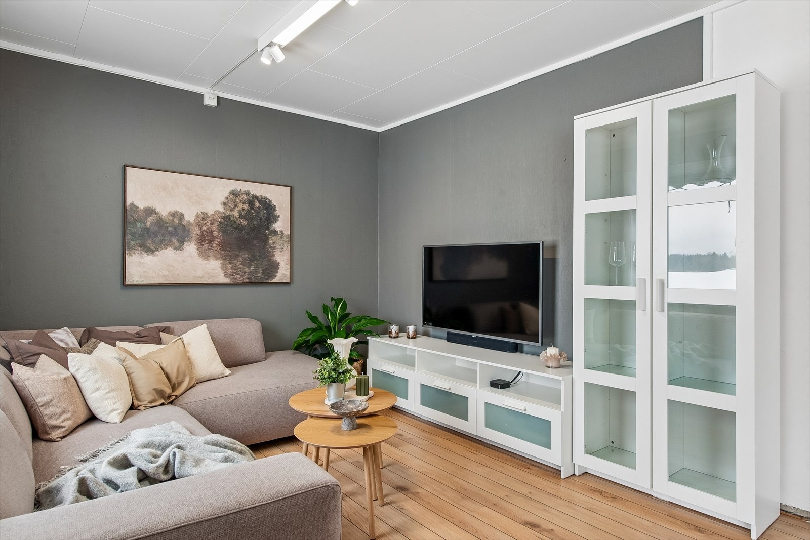 Oppvarming sikres med elektrisk gulvvarme og en energieffektiv luft-til-luft-varmepumpe. Galleribilde