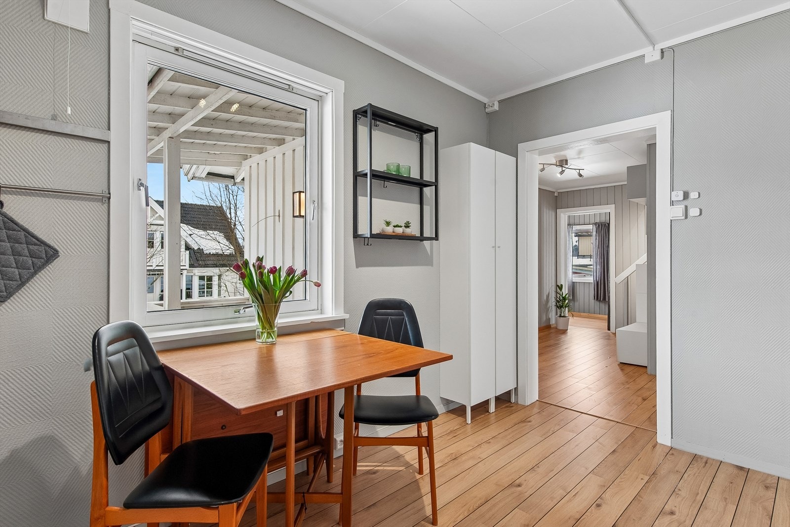 Rommet har plass til en hyggelig spiseplass ved vinduet. Galleribilde