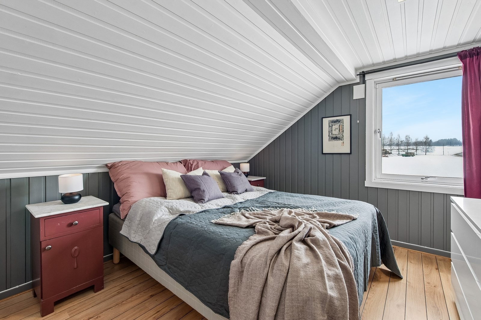 Det ene soverommet i andre etasje har skråtak som gir en lun atmosfære. Galleribilde