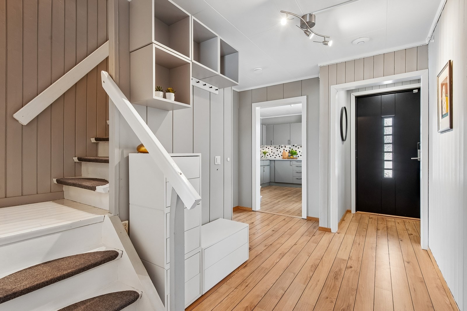 Inngangspartiet har en solid ytterdør fra 2013 og varmekabler i gulvet for god komfort. Galleribilde