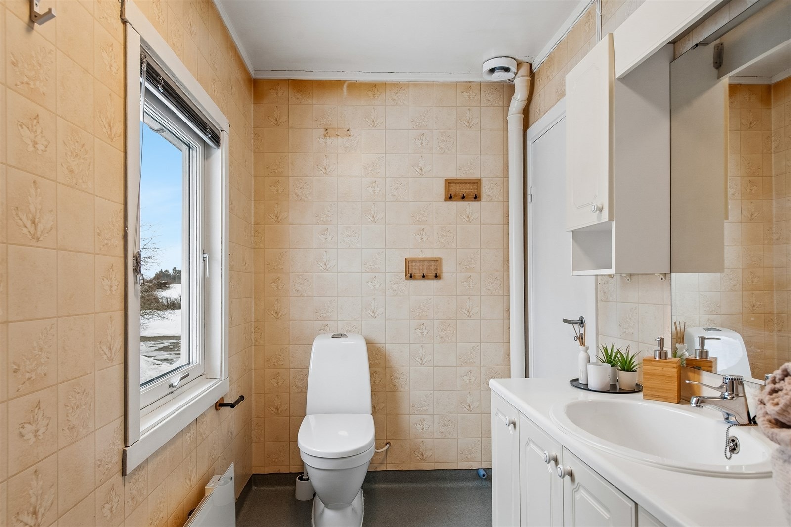 Badet har våtromsbelegg på gulv og våtromstapet på veggene. Galleribilde