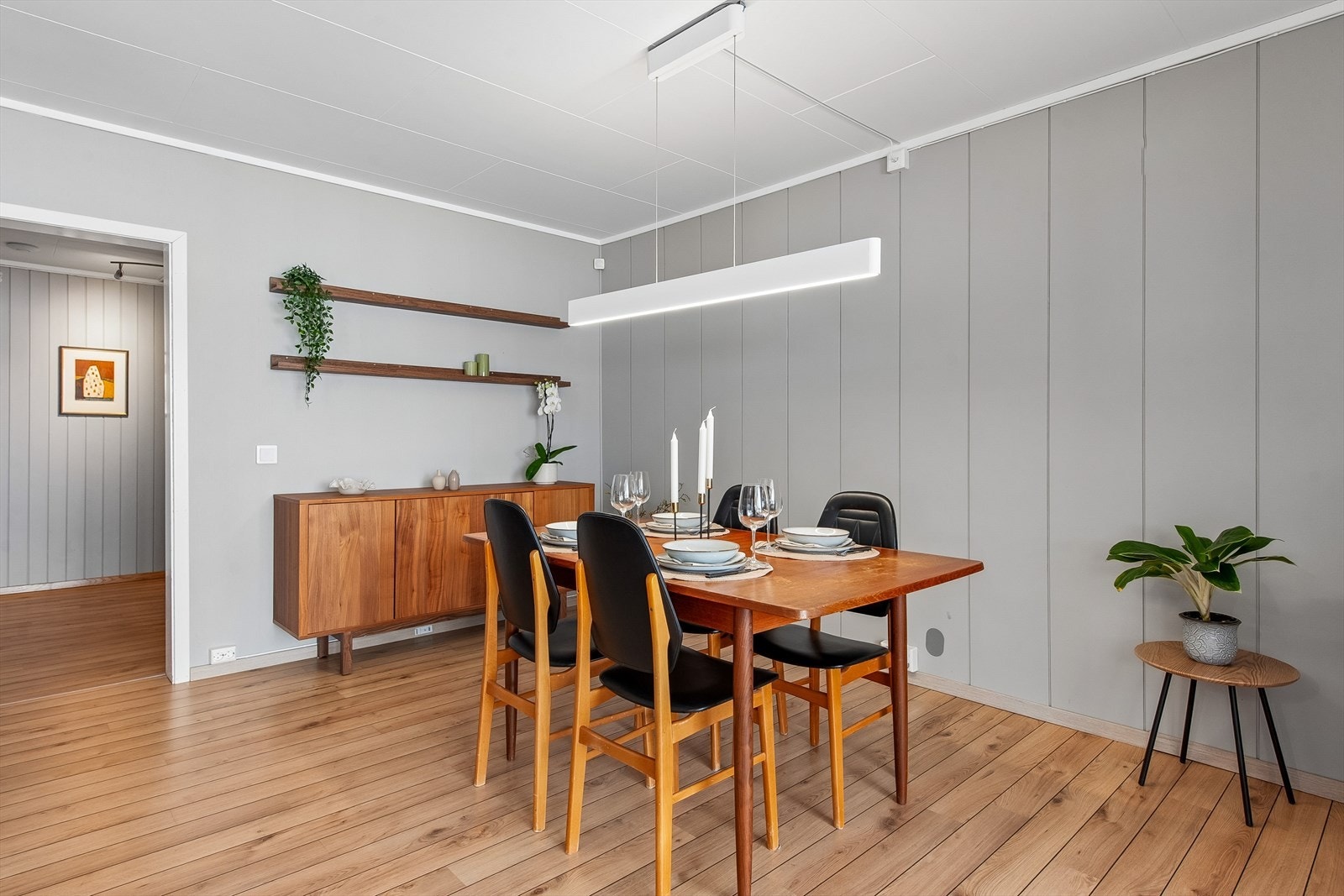 Stuen har god plass til både sofagruppe og en egen spisesone. Galleribilde