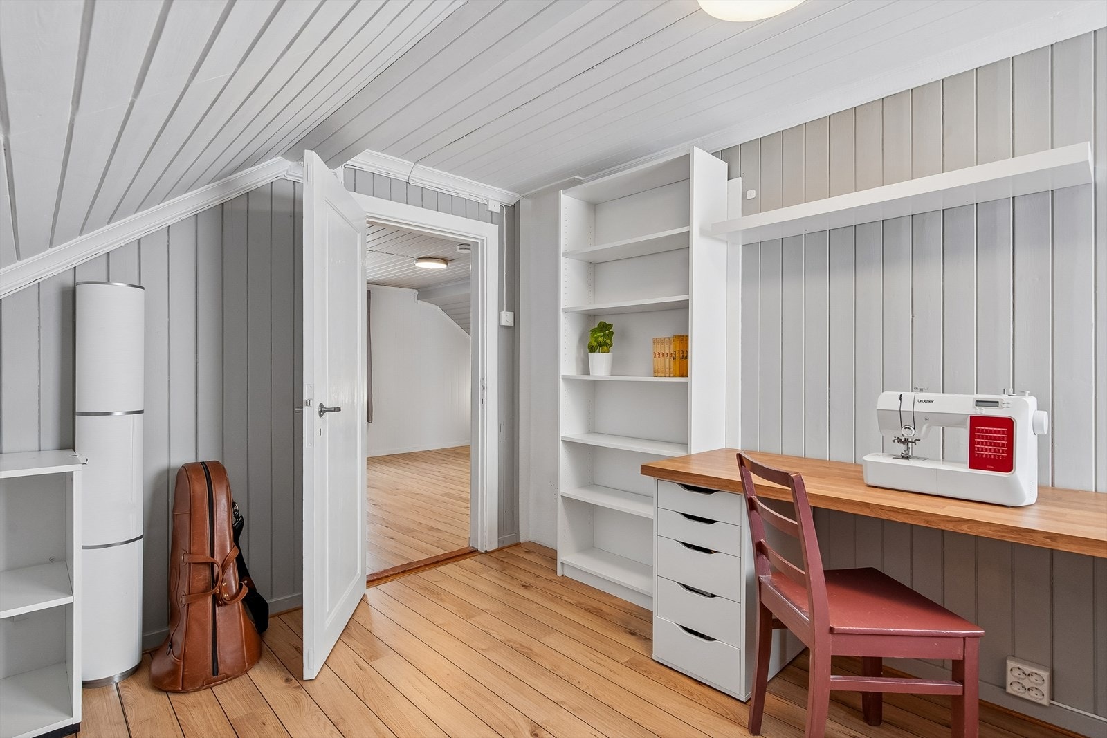 Rommet har malte panelplater på veggene og godt med naturlig lys. Galleribilde