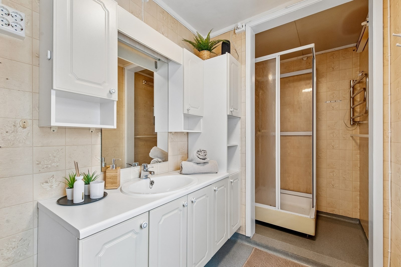 Innredningen består av en servant med ettgreps blandebatteri og god oppbevaringsplass. Et praktisk dusjkabinett i egen sone. Galleribilde