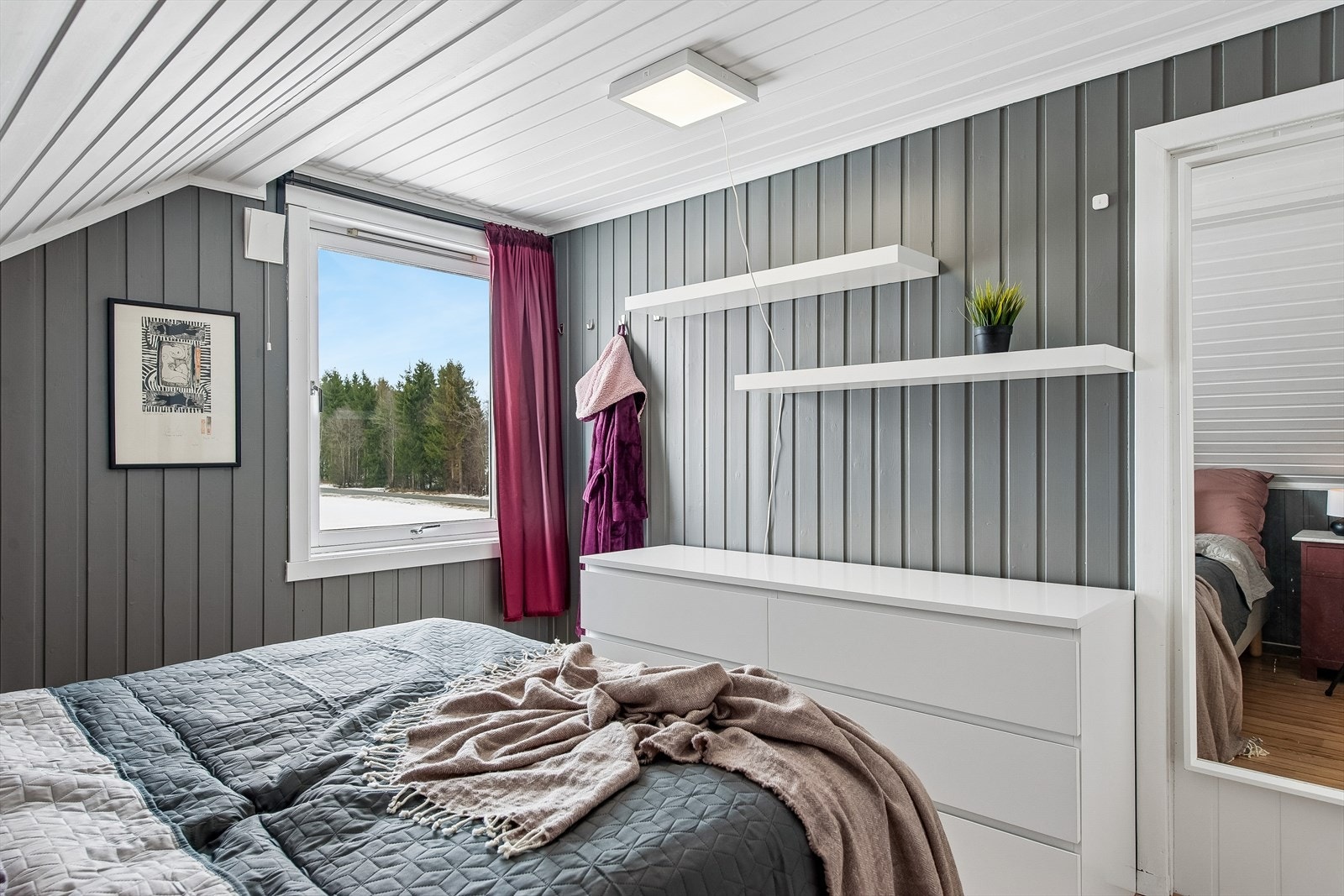 Begge soverommene i etasjen har laminatgulv og varmes opp av panelovner. Galleribilde