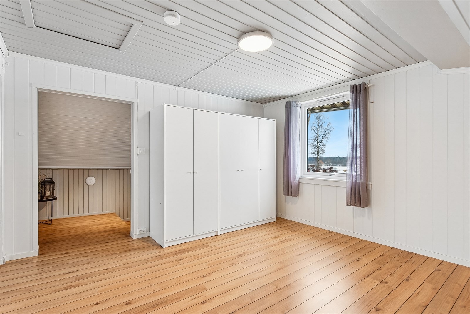 Rommet gir mulighet for ulike møbleringsløsninger og har plass til garderobeskap. Galleribilde