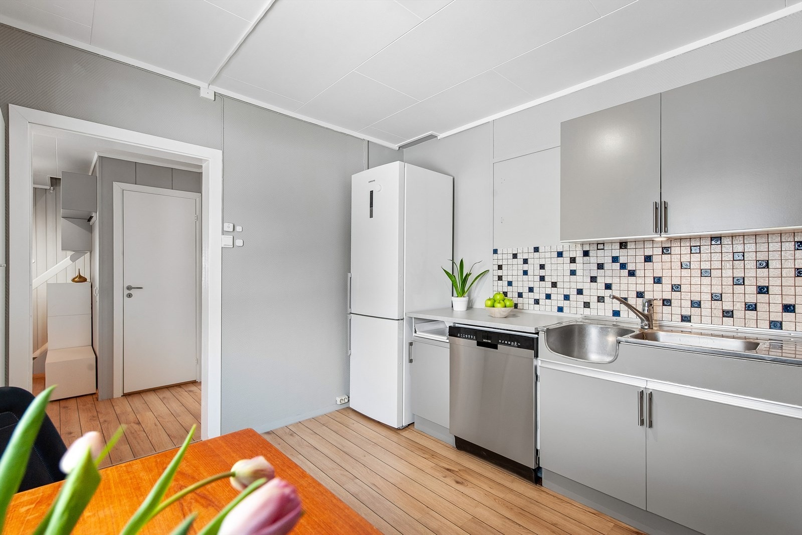 Kjøkkenet er utstyrt med frittstående hvitevarer som komfyr, oppvaskmaskin og kjøl-/fryseskap. Galleribilde