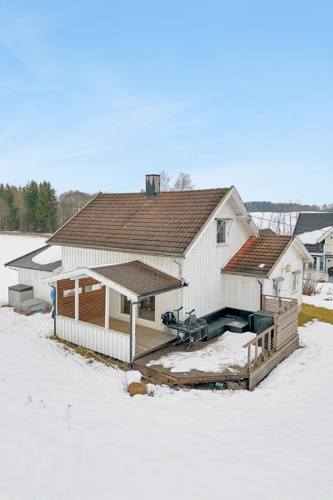 Fra stuen er det utgang til en stor, sørvendt og delvis overbygget terrasse på 31 m². Galleribilde