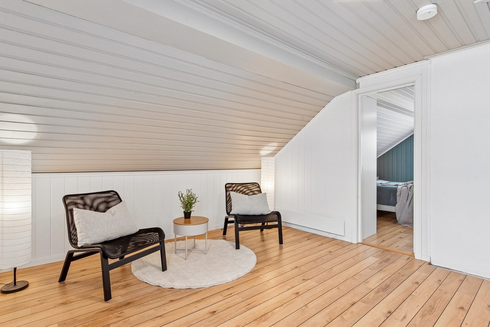 Fra oppholdsrommet er det adkomst til etasjens soverom. Galleribilde