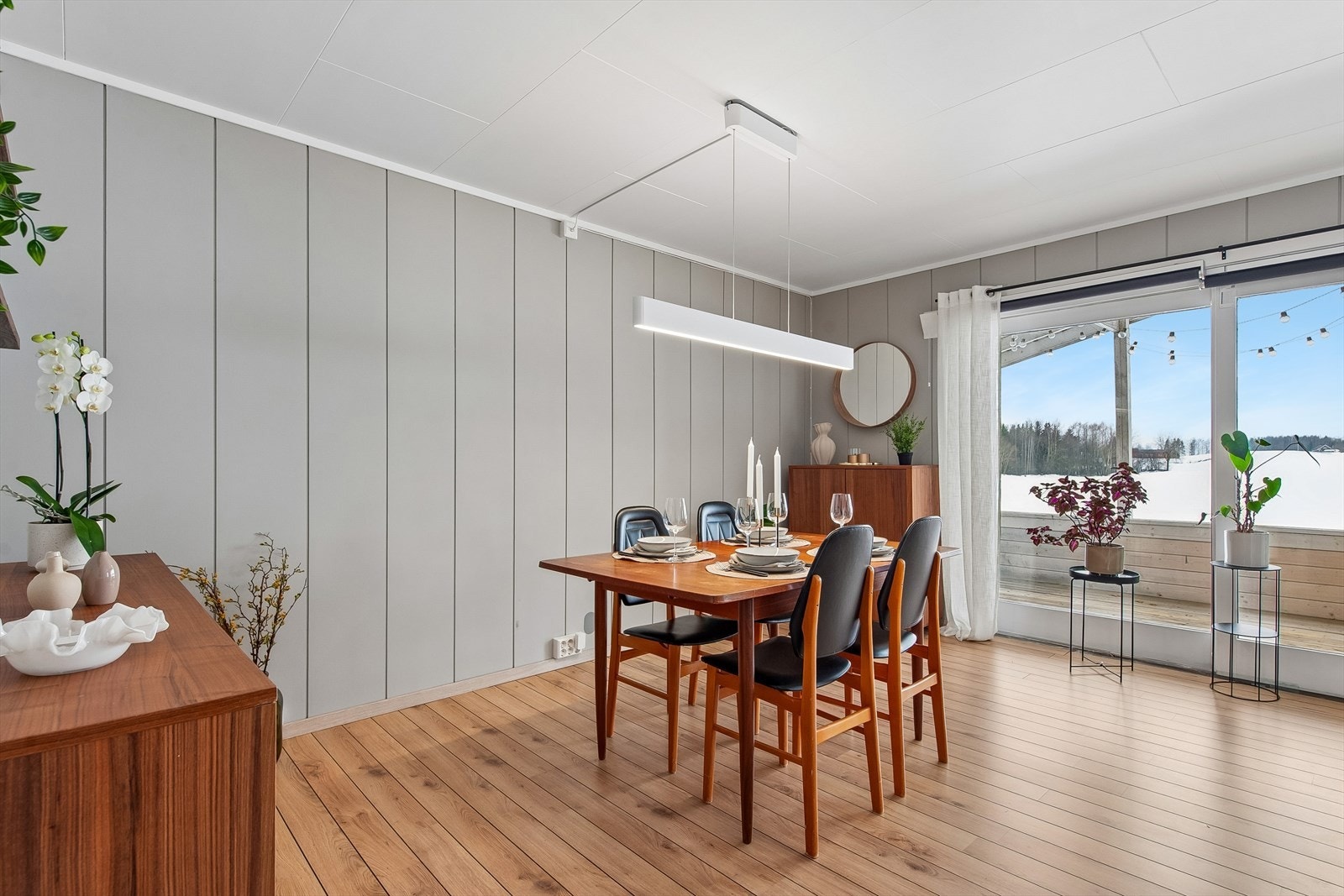 En heve/skyvedør i tre med 3-lags isolerglass gir direkte adkomst til terrassen. Galleribilde