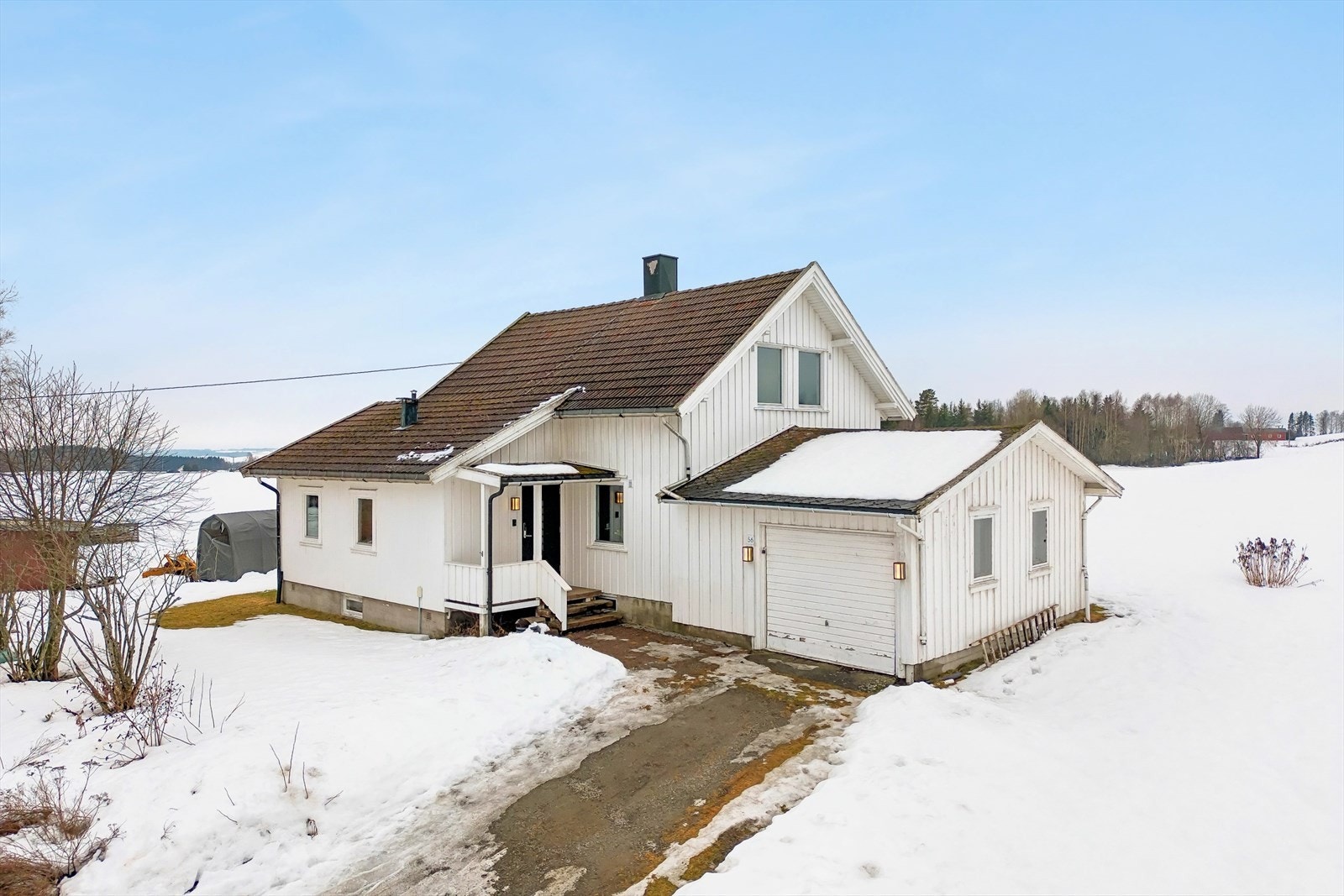 Enebolig fra 1924 med integrert garasje på 27 m². Galleribilde