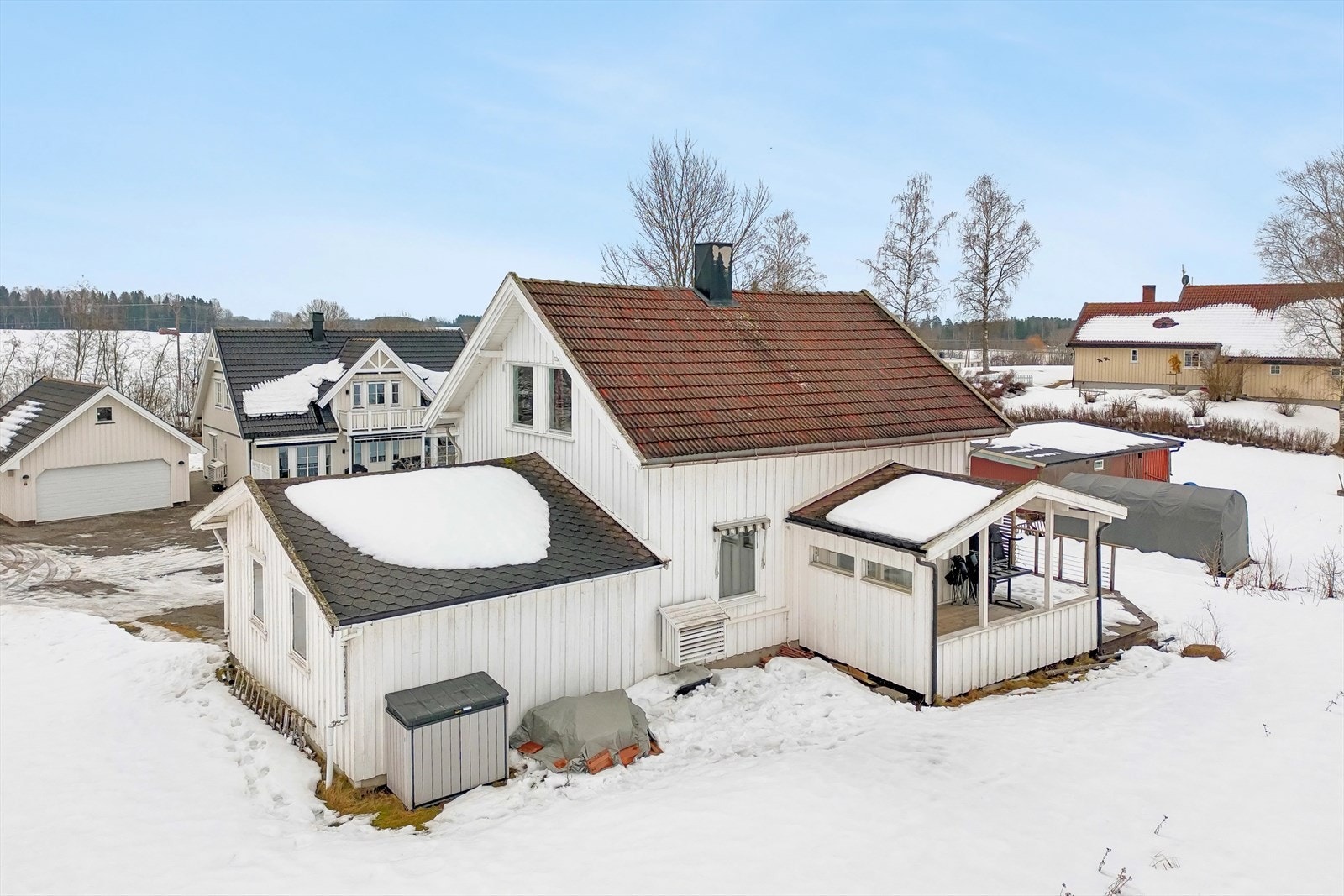 Eiendommen ligger på en eiet tomt med gruset gårdsplass og opparbeidet hage. Galleribilde