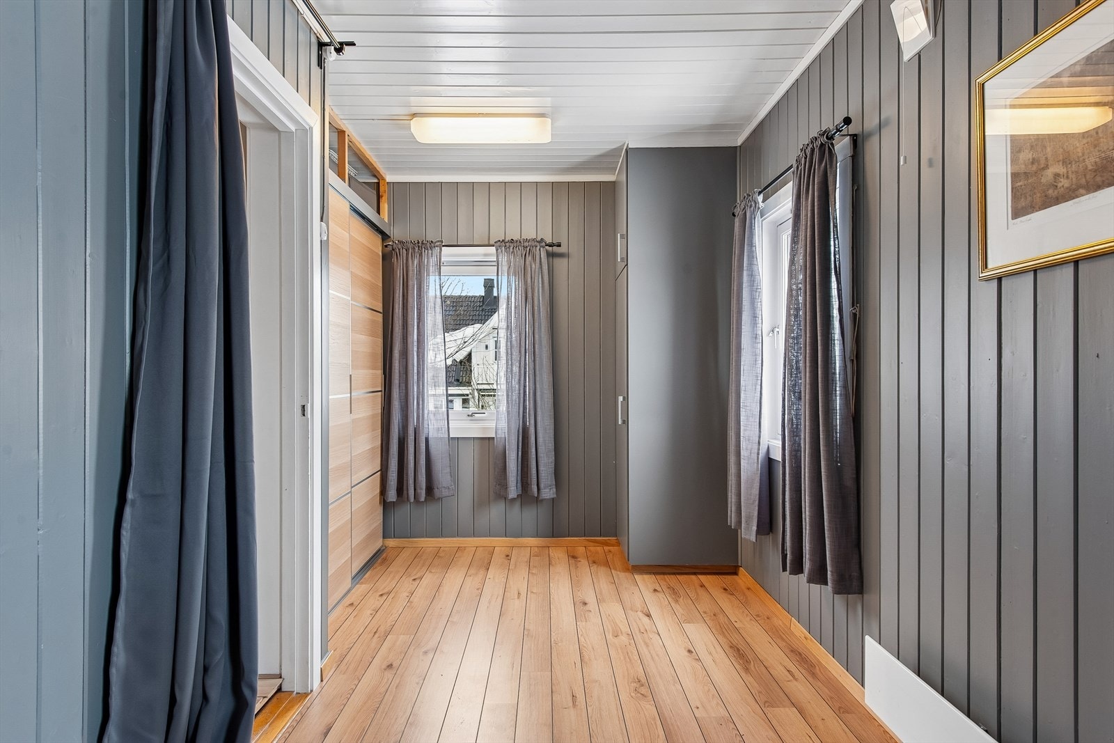 Boligens første soverom ligger i første etasje og har laminatgulv og panelovn. Galleribilde