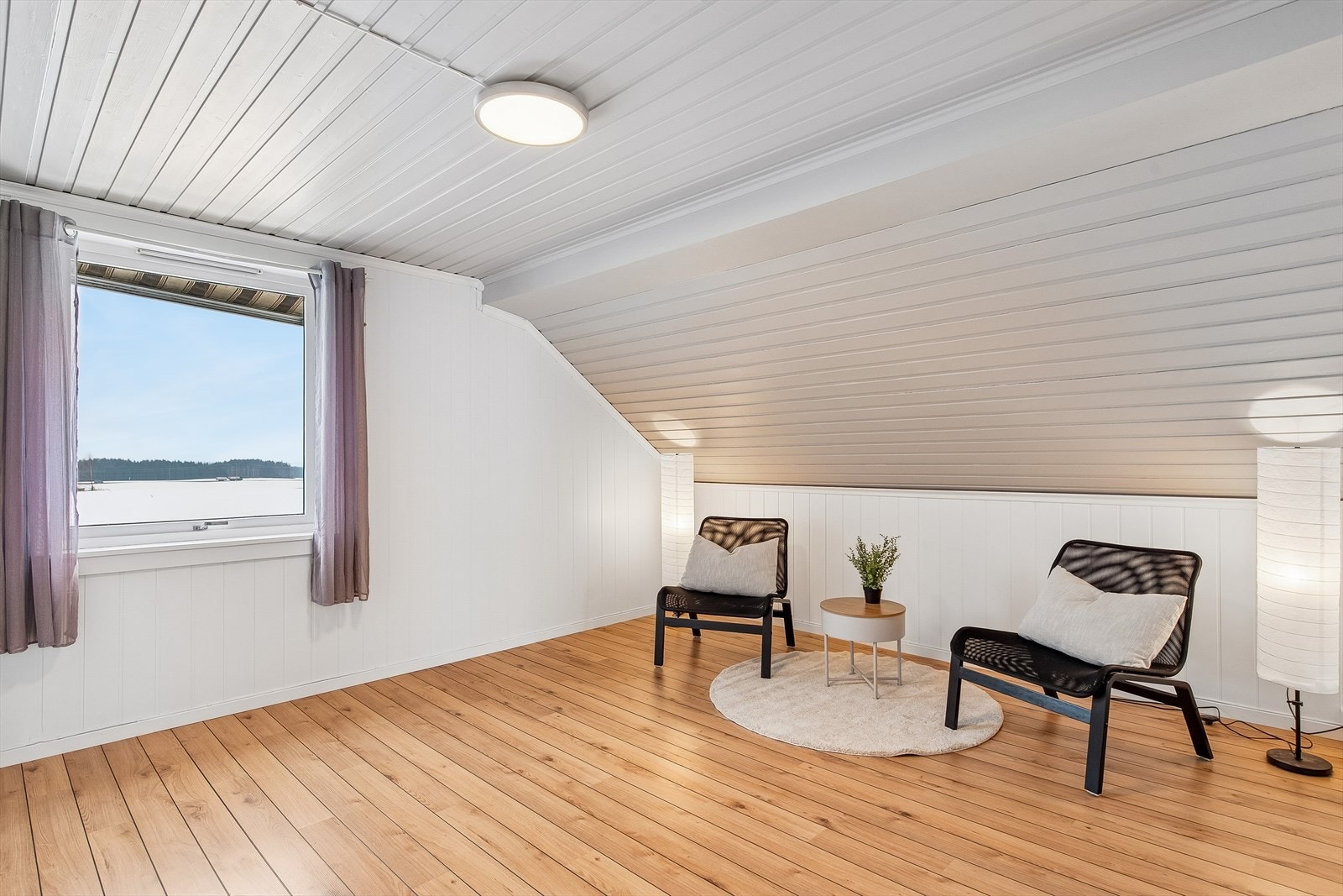 Oppholdsrommet i andre etasje er et fleksibelt rom med laminatgulv og panelovn. Galleribilde