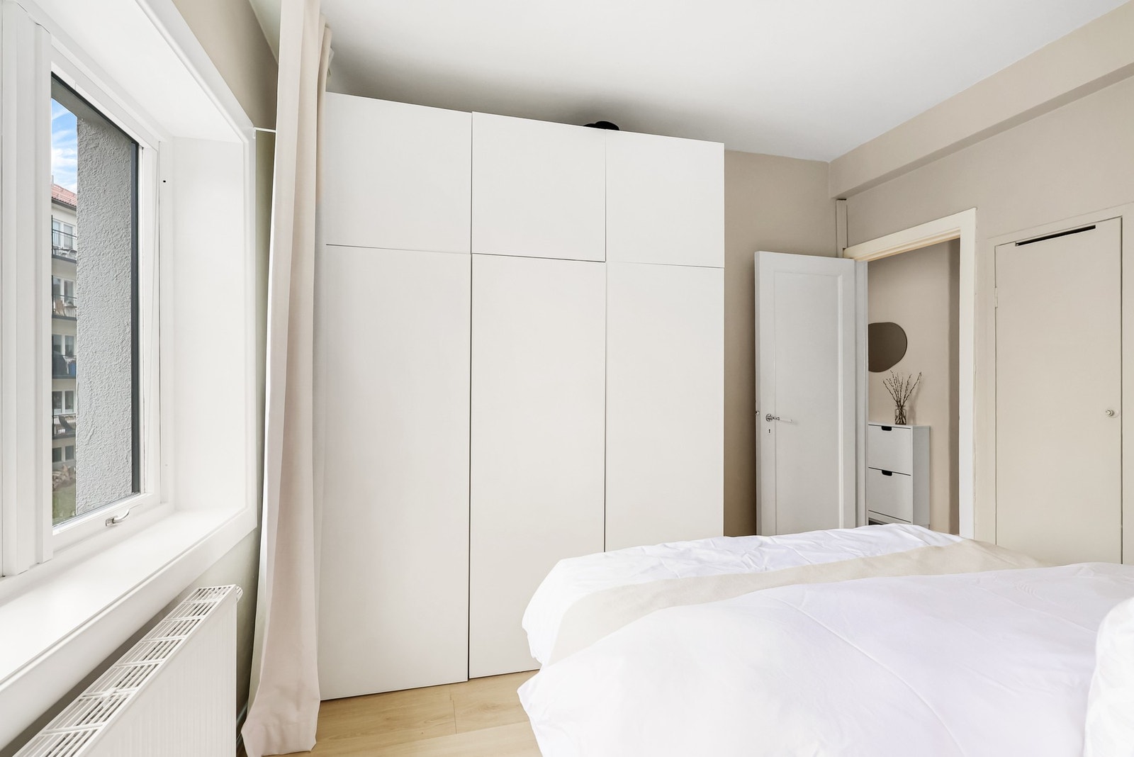 Rommet har et stort garderobeskap og innebygget skap som gir gode oppbevaringsmuligheter Galleribilde