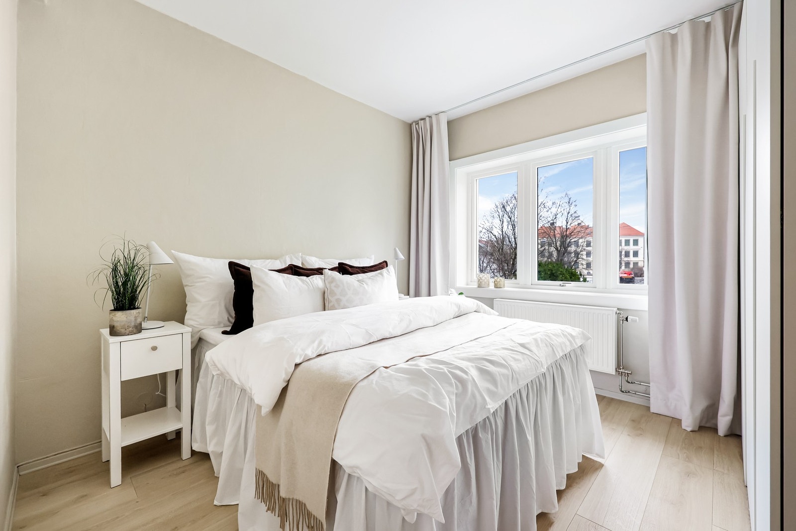 Hovedsoverommet har god plass til dobbeltseng med nattbord på begge sider. Galleribilde