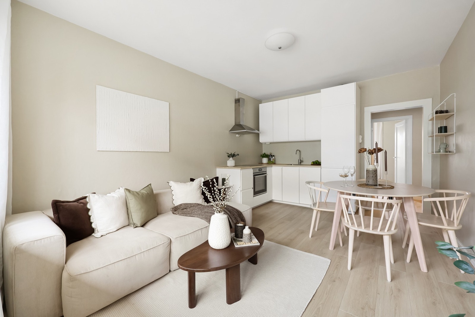 Stuen ligger i en åpen og sosial løsning mot kjøkkene Galleribilde