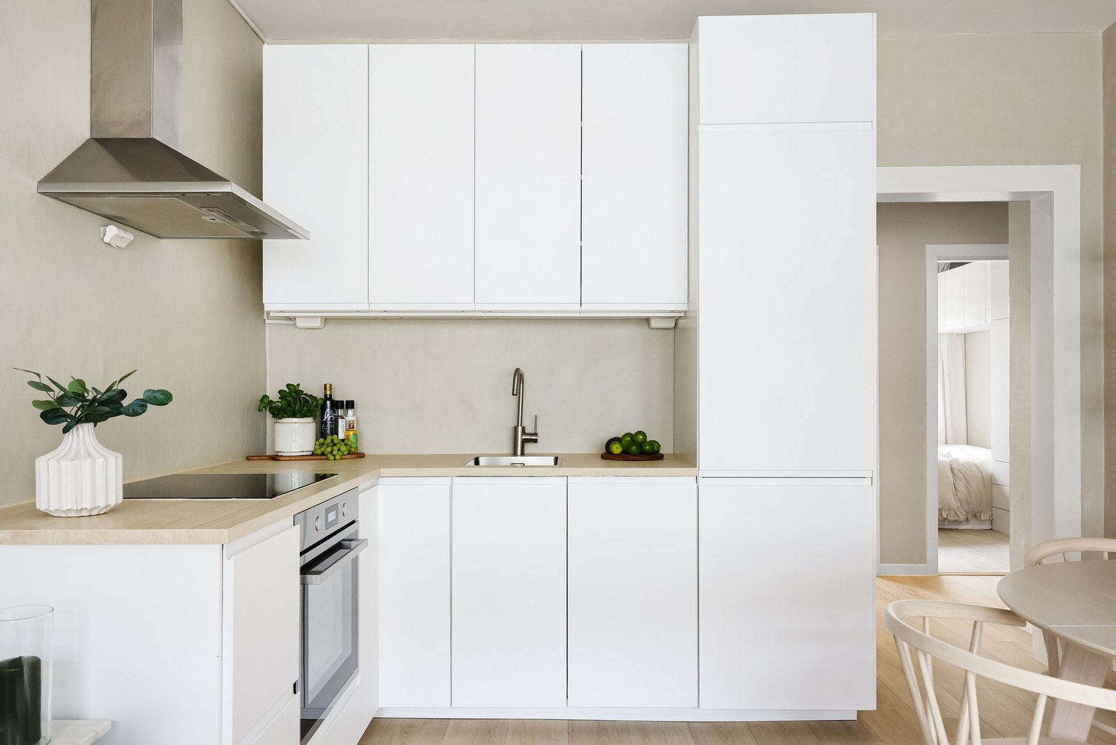 Lys laminat benkeplate med nedfelt stålkum og ett-greps armatur i børstet stål. Galleribilde