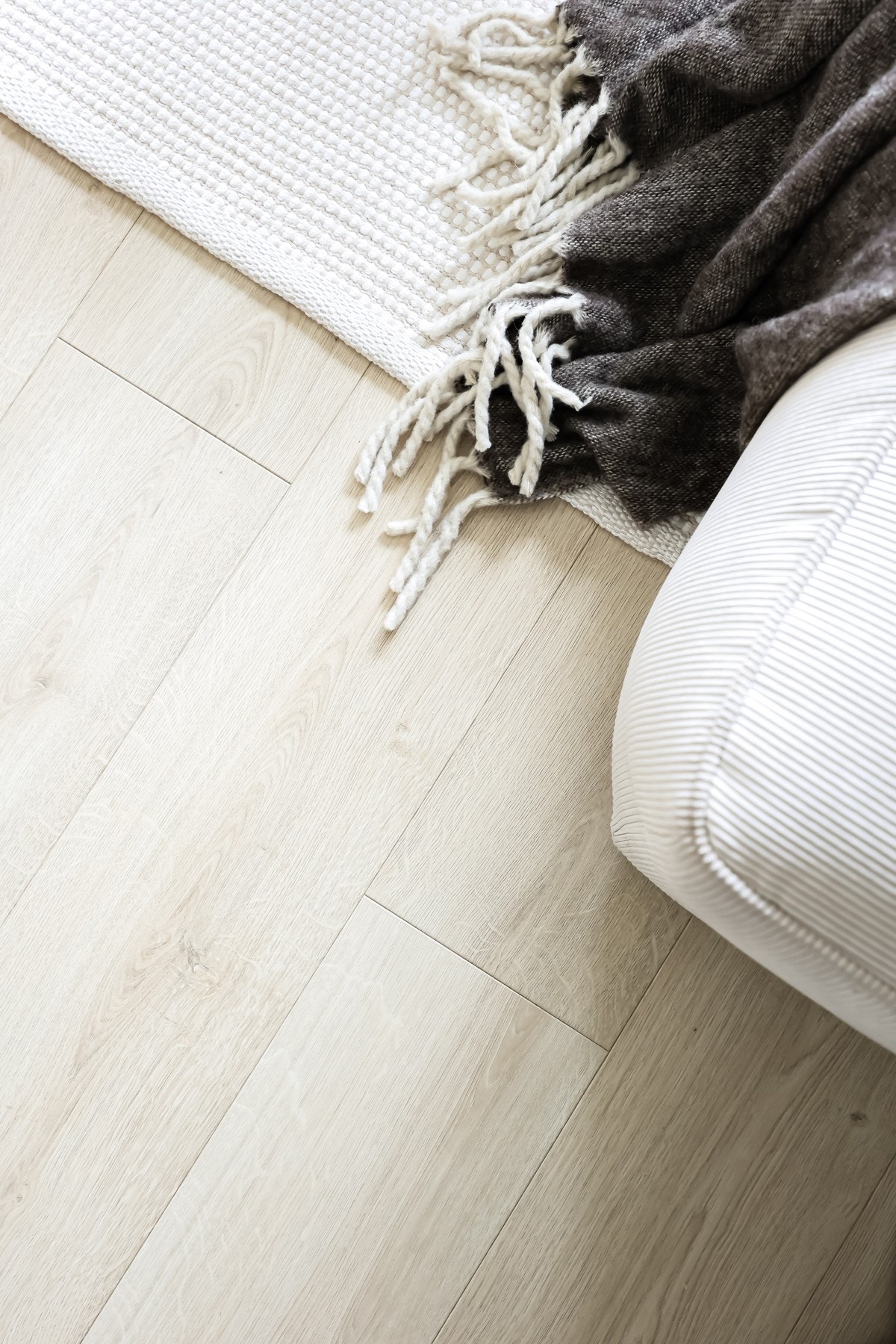 Det er lagt nytt gulv i hele leiligheten. Galleribilde