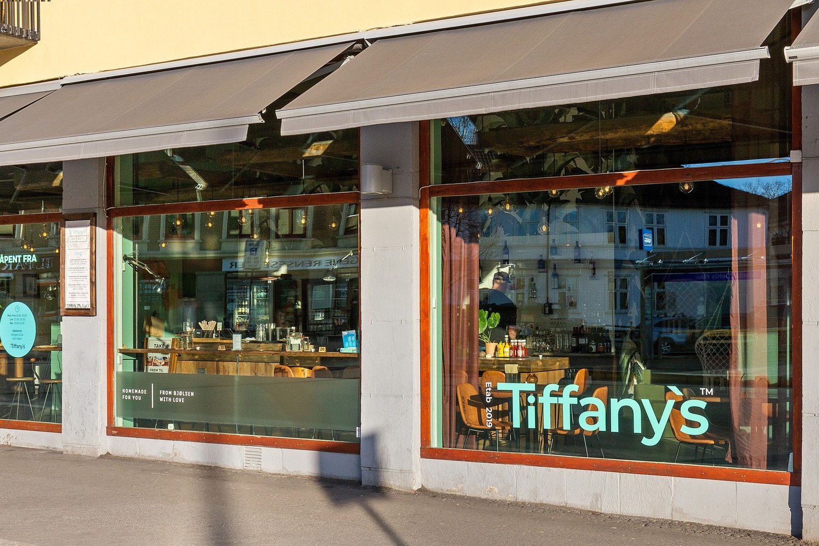 Tiffanys på Bjølsen er et sjarmerende spisested med hyggelig atmosfære og god mat, perfekt for nabolagsliv. Galleribilde