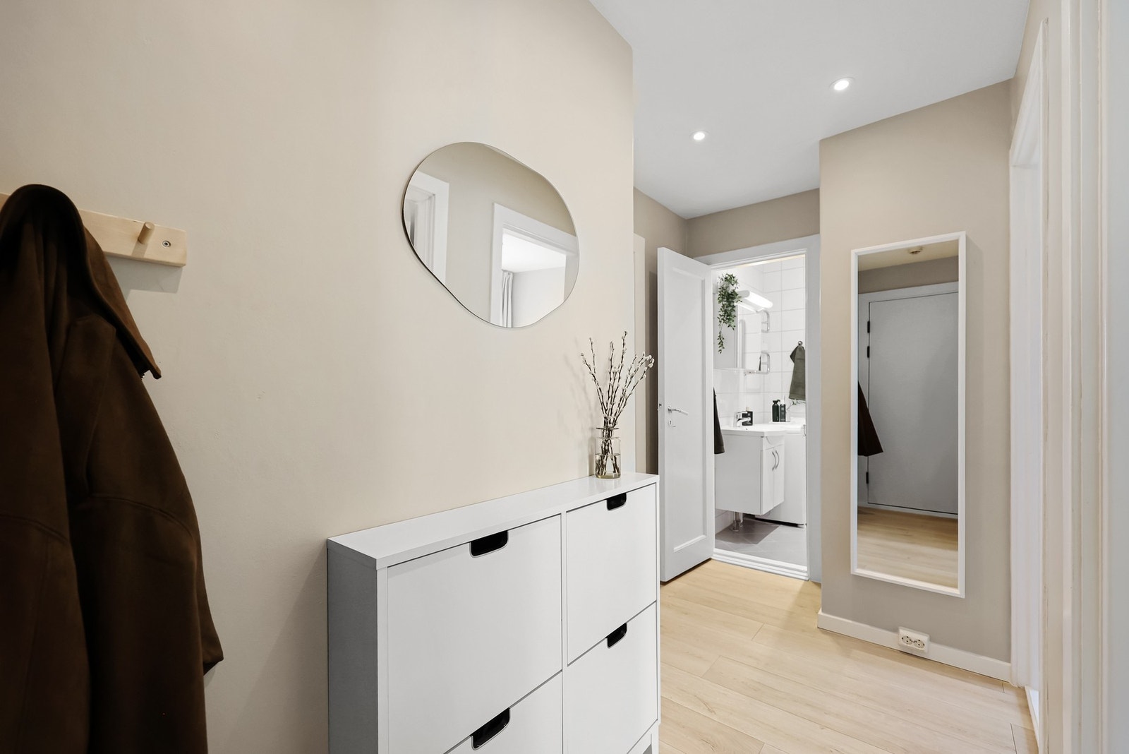 Innbydende entré som gir et godt førsteinntrykk av boligen. Galleribilde