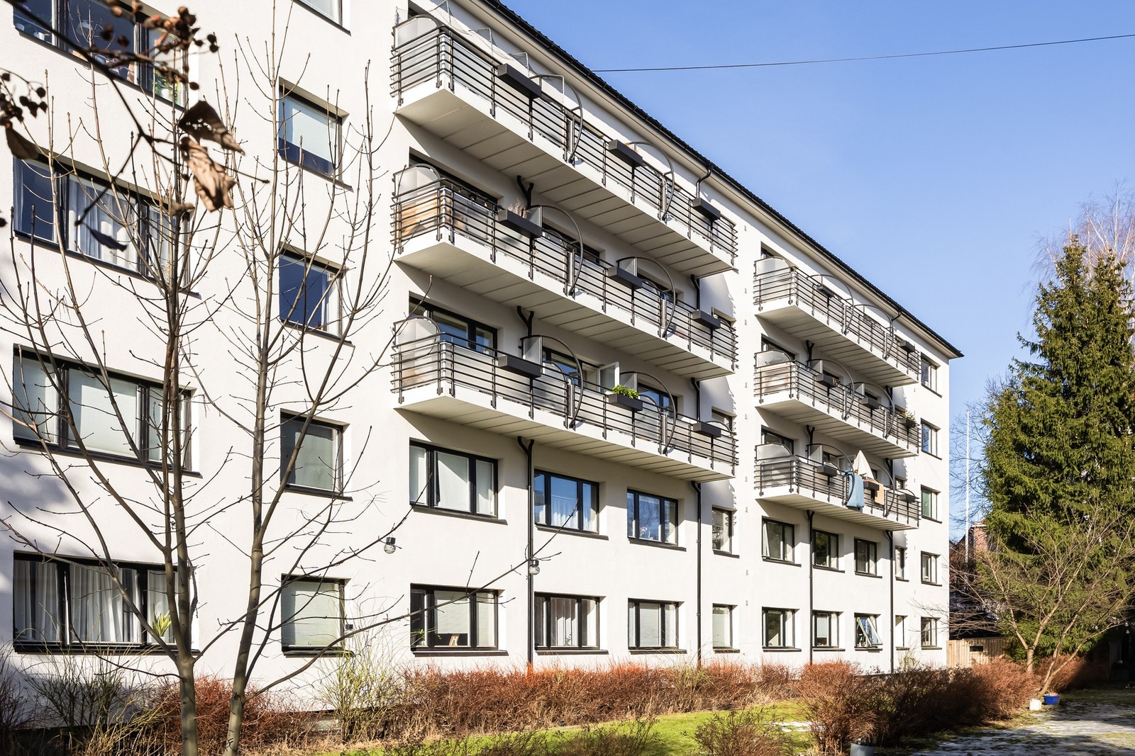 Eiendommen ligger i et sentralt, veletablert og attraktivt boområde på Sagene i Oslo. Området er et tidligere arbeiderstrøk med store bygninger fra tidlig 1900-tall. Bentsebrugata 27 ble oppført i 1938 og er et stilig bygg over fem etasjer, i kort avstand Galleribilde