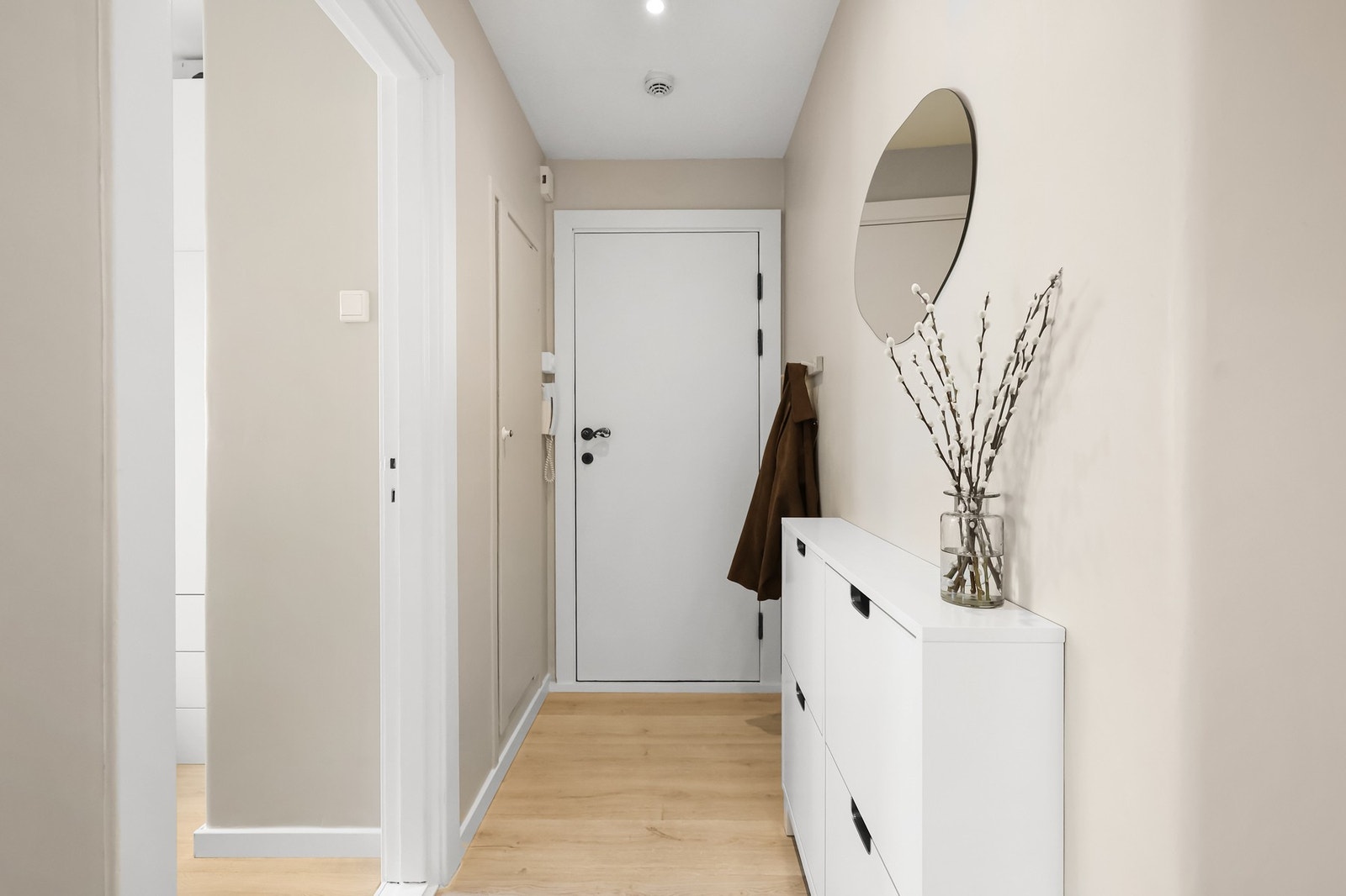 Her er det god plass til oppbevaring, med vegghengt skoskap for sko og innebygget skap til yttertøy og annen oppbevaring. Galleribilde