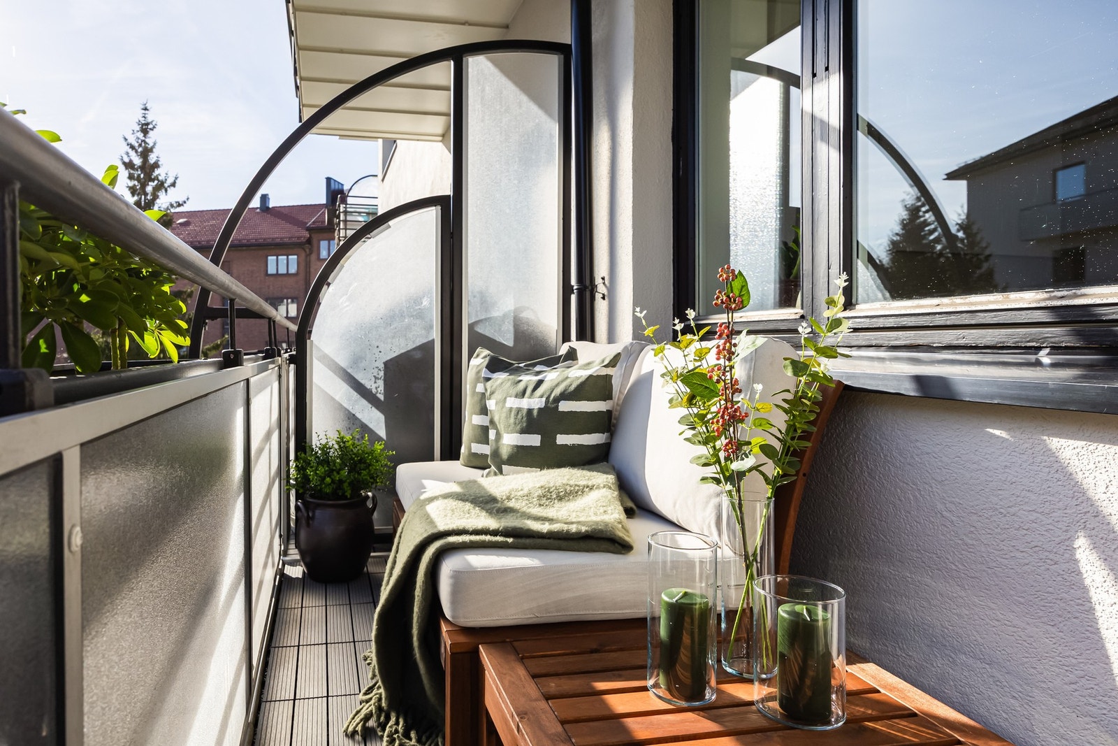 Balkongen er på ca. 4,3 kvm med plass til utemøbler. Galleribilde